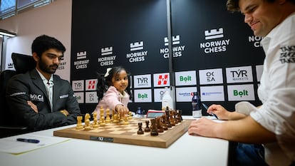 Una niña hace el saque de honor en la partida Gukesh-Carlsen del torneo Norway Chess este domingo en Stavanger (Noruega)