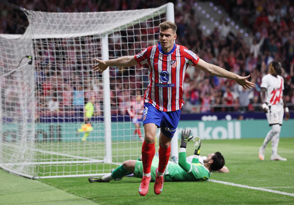 El Atlético saca la cabeza para finiquitar al Rayo | Fútbol | Deportes ...