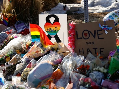 Flores y recuerdos en memoria de las víctimas del Club Q de Colorado Springs, en una imagen del martes.