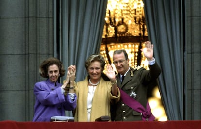 El 9 de agosto de 1993 el rey Alberto II de Bélgica acompañado por la reina Fabiola y su esposa Paola es coronado rey de los belgas, año en el que su hermano mayor, el rey Balduino, falleció sin descendencia y él heredó el trono.