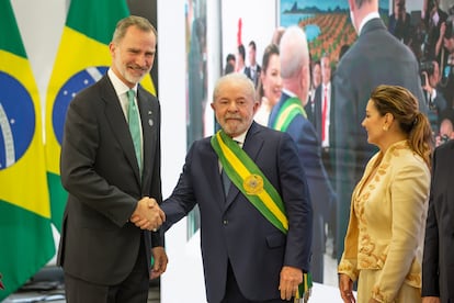 El rey de España, Felipe VI, saluda a Lula ante su esposa, Janja, durante una sesión fotográfica tras la ceremonia de investidura. 