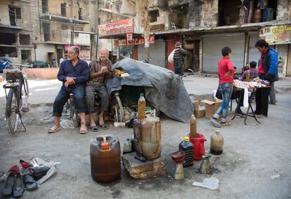 Hombres sirios venden combustible obtenido a partir de residuos plásticos, en la parte de Alepo controlada por los rebeldes (Siria).