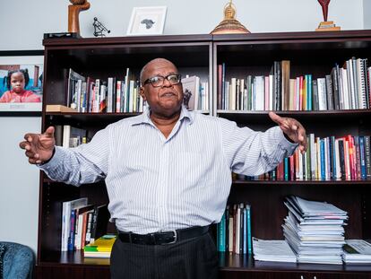 Jonathan Jansen en su despacho de la Universidad de Stellenbosch (Sudáfrica), el 31 de octubre de 2022.