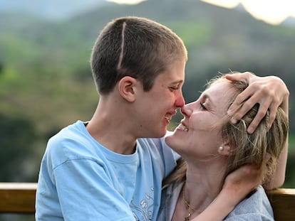 Alvarete, de 16 años, disfruta de un momento con su madre.