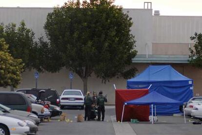 Los investigadores examinan el lugar en el que se produjo el tiroteo, en Goleta (California).