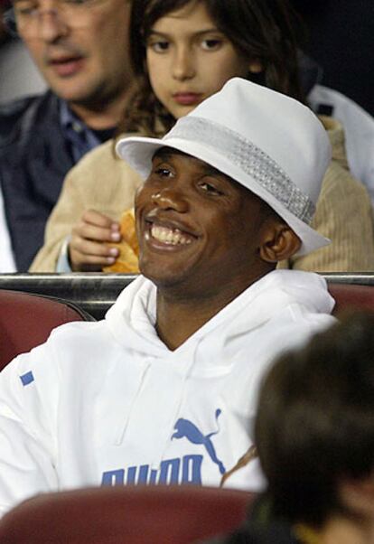 Eto'o, en la tribuna durante el partido Barça-Getafe.