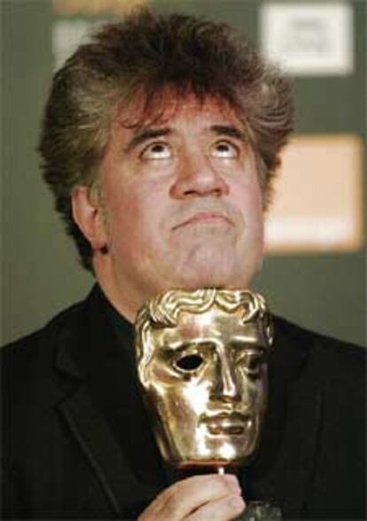 Pedro Almodóvar posa con el BAFTA a la mejor película en habla no inglesa.