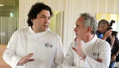 Los cocineros Ferr&aacute;n Adri&aacute; y Gast&oacute;n Acurio conversan tras la reuni&oacute;n del consejo asesor del Basque Culinary Center de San Sebasti&aacute;n