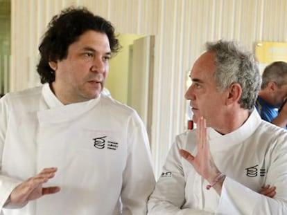 Os chefs Ferran Adrià e Gastón Acurio conversam depois da reunião do conselho assessor do Basque Culinary Center de San Sebastián.