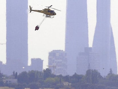 Un helicóptero sobrevolaba ayer el aeropuerto de Barajas.