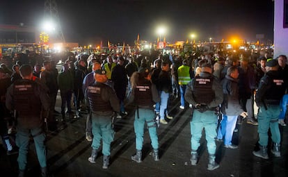 Concentración de agricultores en el parking de Desguaces La Torre, la madrugada de este miércoles.