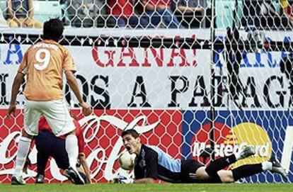 Casillas grita a Puyol, agachado delante de Santa Cruz, en el gol de Paraguay.