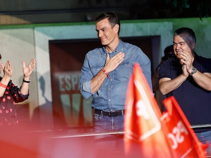 El presidente del Gobierno y líder del PSOE, Pedro Sánchez (c), el cabeza de lista del PSN al Congreso de los Diputados, Santos Cerdán (d), y la presidenta del PSOE, Cristina Narbona (i), saluda a los militantes y simpatizantes socialistas que han acudido a la sede del PSOE, durante el seguimiento de la noche electoral de los comicios generales de este domingo en España. EFE/Rodrigo Jiménez