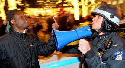 Un manifestante discute con un polic&iacute;a en Nueva York