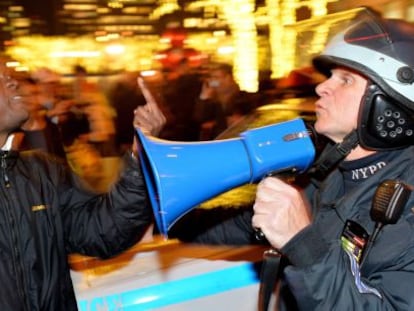 Un manifestante discute con un polic&iacute;a en Nueva York