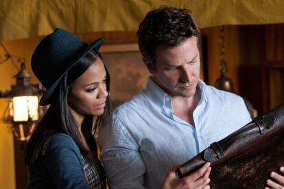 Zoe Saldana y Bradley Cooper, en 'El ladrón de las palabras'.