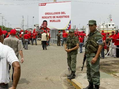 Soldados venezolanos observan el paso de seguidores chavistas en el puerto de Maracaibo.