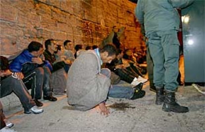 Inmigrantes marroquíes detenidos durante la madrugada de ayer en el puerto de Tarifa.