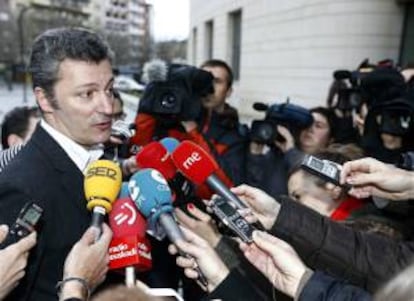 El exdiputado del PP Santiago Cervera (d), quien presentó su dimisión tras ser detenido por la Guardia Civil por su presunta vinculación con un chantaje económico al expresidente de Caja Navarra, José Antonio Asiáin, atiende a los medios de comunicación antes de entrar al Juzgado de Instrucción número 2 de Pamplona para prestar declaración por estos hechos.