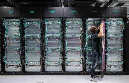 Un técnico revisa un superordenador en el Centro de Computación de Alto Rendimiento con sede en Stuttgart (Alemania).