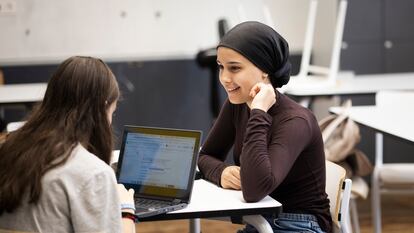 Rena con una compañera de clase en el instituto Martí Pous de Barcelona.