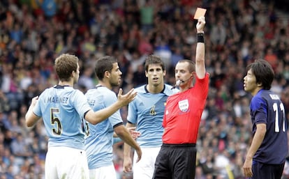 Íñigo Martínez en el momento en el que ha visto la tarjeta roja y ha dejado con diez jugadores a España.