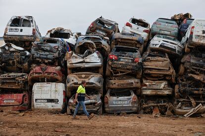 Varios coches de los arrastrados por la dana almacenados en un descampado en Paiporta (Valencia) el viernes pasado. 