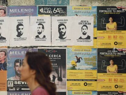 Carteles contra La Manada en una calle de Sevilla a los pocos días de ser puestos en libertad condicional.