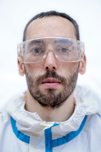 Albert Navas, 29 años (Valencia), estudiante en un laboratorio clínico y biomédico. Fue voluntario 12 días en Paiporta y Picanya.
“Ir a ayudar se convirtió en rutina, como cualquier otro plan. ¿Este finde playita? No, este finde Paiporta y el martes vamos a Alfafar” 