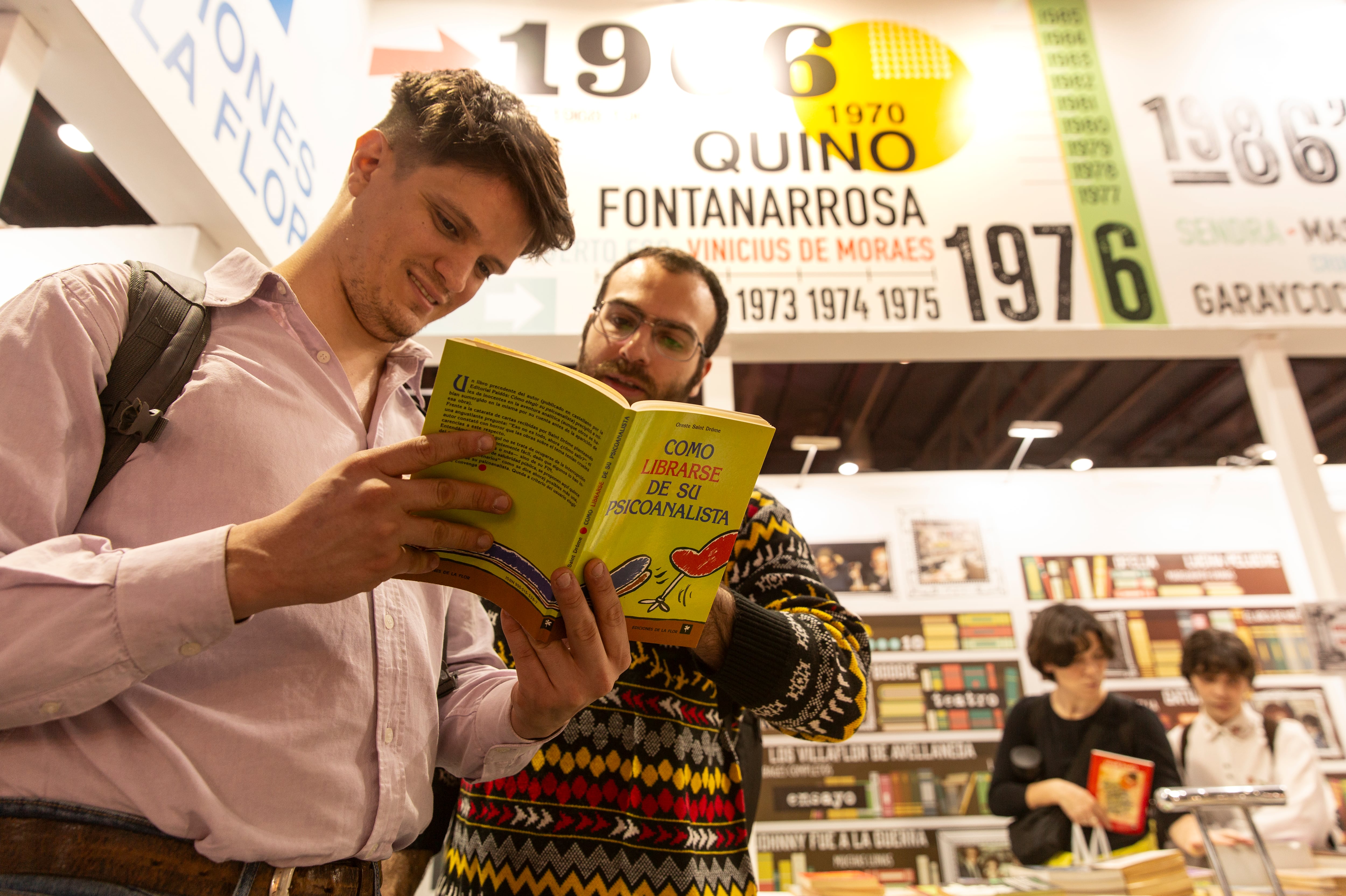 Asistentes del Stand de Ediciones de la Flor, el 5 de mayo.