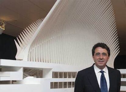 Santiago Calatrava ante una maqueta del intercambiador de transportes de la Zona Cero de Nueva York