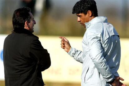 Txiki Begiristain y Frank Rijkaard conversan durante un entrenamiento del Barcelona.