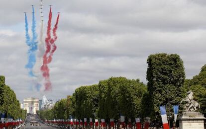 Aviones de la Patroulle de France sobrevuelan los Campos Elíseos en el desfile del 14 de julio.