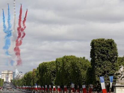 Aviones de la Patroulle de France sobrevuelan los Campos Elíseos en el desfile del 14 de julio.