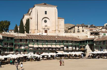 El restaurante Caf de la Iberia ocupa un edificio emblemtico del siglo XVIII, en plena Plaza Mayor de Chinchn. Sale en todas las fotos de la Iglesia de Nuestra Se?ora de la Asuncin.