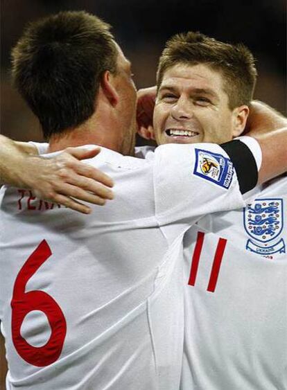 Gerrard festeja un gol de Ingalterra con Terry.