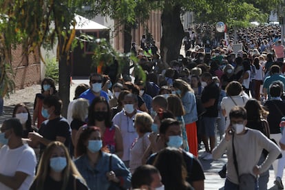 The lines of staff outside La Paloma, Madrid.