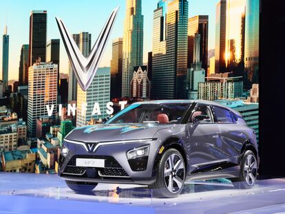 Un coche eléctrico de VinFast en el Salón del Automóvil de Los Angeles 2022.