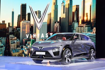 Un coche eléctrico de VinFast en el Salón del Automóvil de Los Angeles 2022.