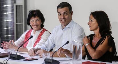Pedro Sánchez, entre Celaá y Martínez Seijo, en la reunión con asociaciones, este martes.