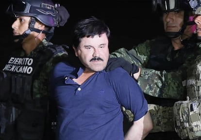 El narcotraficante Joaquín el Chapo GUzmán (c) es conducido, a un helicóptero de la Marina Armada de México tras su recaptura en Los Mochis, Sinaloa. La fiscal general de México, Arely Gómez, informó que descubrieron que el capo había iniciado contactos para rodar una película.