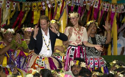 El príncipe Guillermo y Kate Middleton bailaron junto a las mujeres de la tribu Vaiku Falekaupule, durante su visita a Tuvalu en 2012.