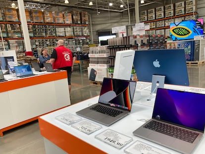 Venta de ordenadores en una tienda de la cadena Costco en Sheridn, Colorado.