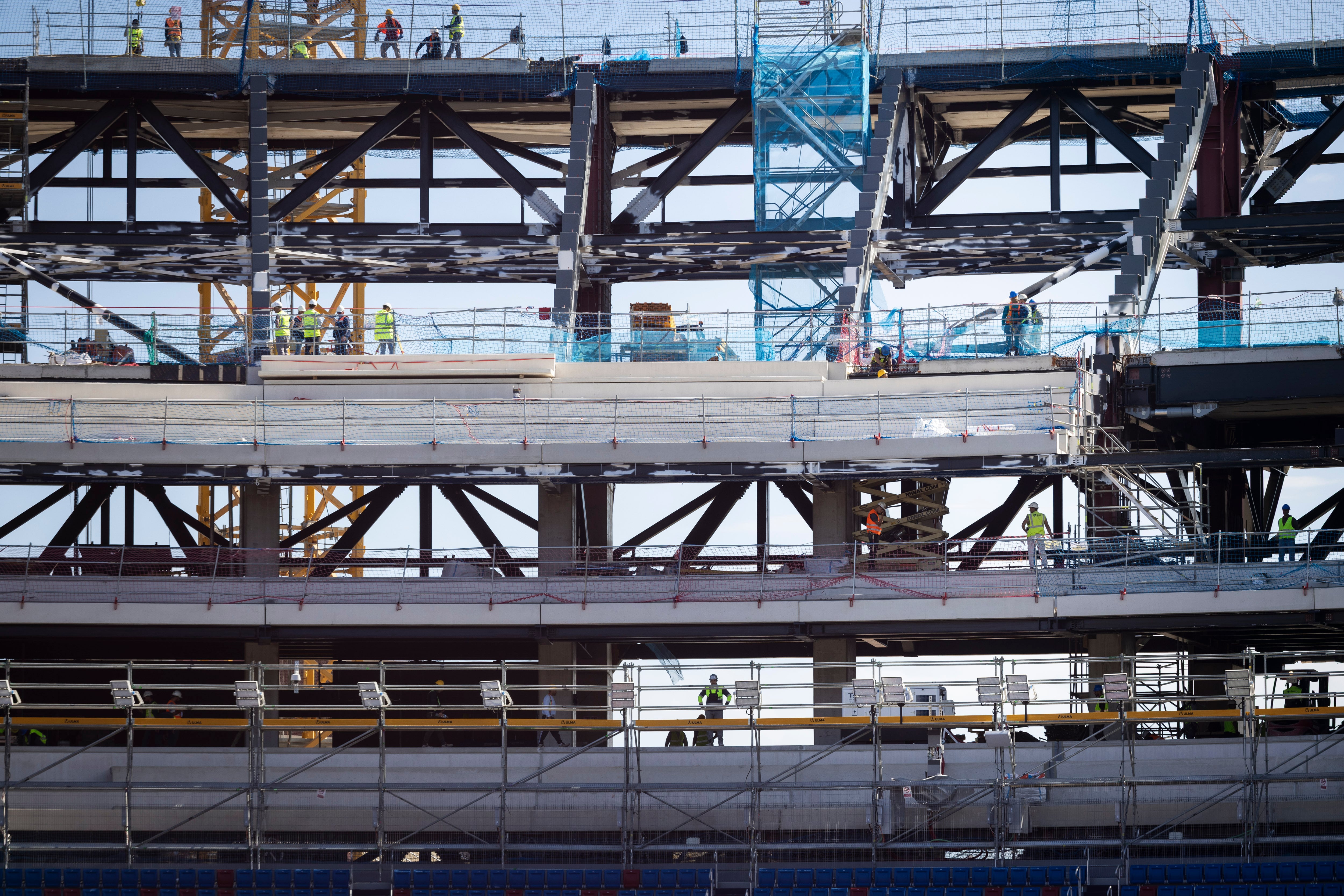 Camp Nou: 30 lavoratori licenziati, i lavoratori si accampano davanti allo stadio per chiedere salari