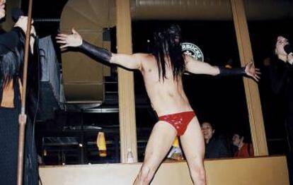 Casey Spooner en una actuación de Fischerspooner en 1999.