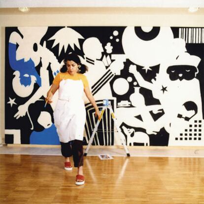 Marjane Satrapi, ante el mural que ha pintado para la exposición 'Occidente visto desde Oriente' en Barcelona. Una obra en la que aparece una lámpara, homenaje a la de Picasso en el 'Guernica'.