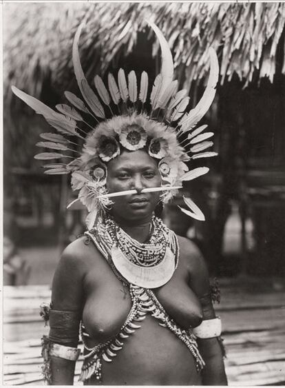Una mujer de Mekeo, en Papua, Nueva Guinea, fotografiada en 1920