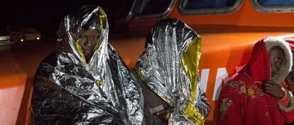 Varios de las 108 personas rescatadas en el puerto granadino de Motril este miércoles.