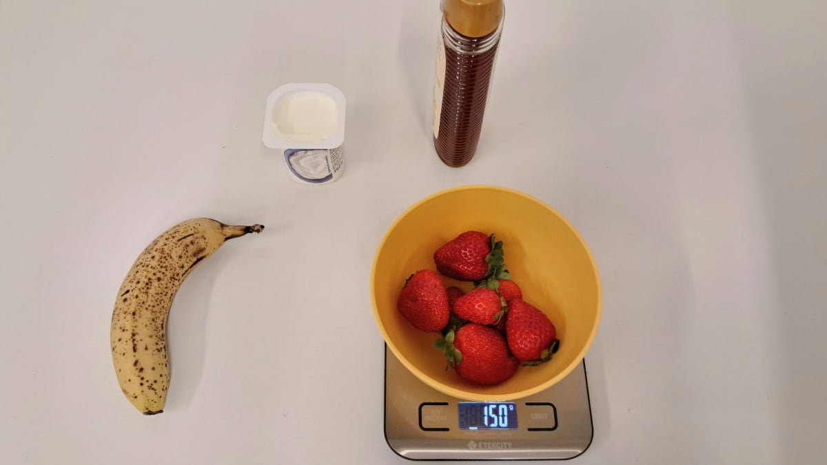 Ingredientes para el batido de fresa y plátano.