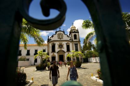 El pasado colonial se deja ver en antiguas iglesias y casonas portuguesas de los siglos XVII y XVIII, como en esta plaza de Olinda (Brasil).
